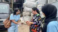 Relawan Jakarta Sadar Sampah X BEM UI 2023 lakukan sosialisasi pemilahan sampah kepada warga Tegal Parang, Jakarta Selatan. (Dok. Liputan6.com/Dyra Daniera)