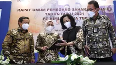 Direktur SDM PT Kimia Farma Tbk (KAEF) Dharma Syahputra, Direktur Keuangan dan Manajemen Risiko KAEF Lina Sari, Direktur Pemasaran, Riset & Development KAEF Jasmine Karsono, dan Direktur Produksi dan Supply Chain KAEF Andi Prazos berbincang seusai Rapat Umum Pemegang Saham Tahunan (RUPST) Tahun Buku 2021 di Jakarta, Rabu (11/5/2022). RUPS PT Kimia Farma Tbk (KAEF) memutuskan membagikan dividen Rp90,68 miliar kepada pemegang saham, besaran dividen ini setara 30% dari laba bersih Kimia Farma pada 2021 yang mencapai Rp302,27 miliar. (Liputan6.com/HO/Rizal)
