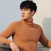 So Ji Sub menyebutkan dirinya hanya ingin menjadi orang yang baik, meski hanya lewat pancaran aura positifnya (Naver)