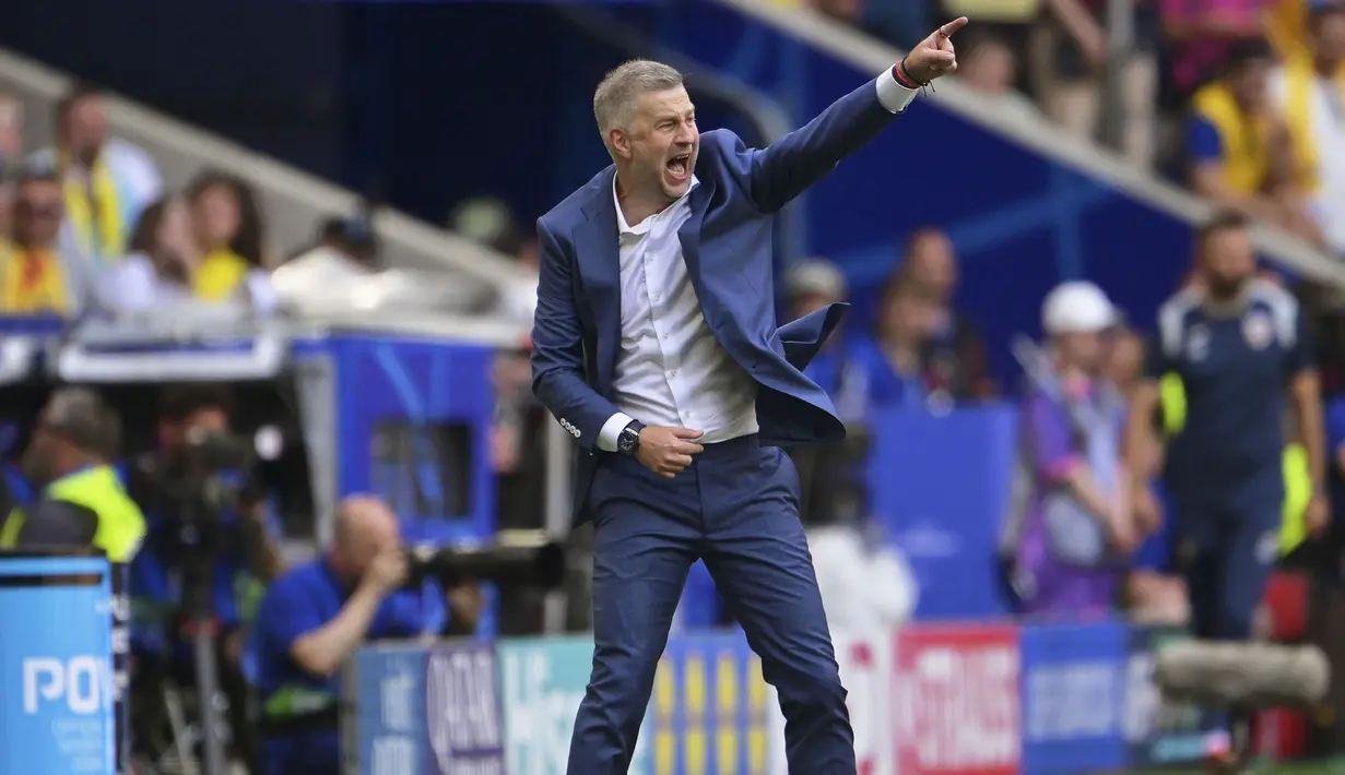 Pelatih Timnas Rumania, Edward Iordanescu berteriak memberi instruksi kepada pemainnya saat menghadapi Timnas Ukraina pada laga Grup E Euro 2024 di Allianz Arena, Munchen, Jerman, Senin (17/6/2024). (dpa via AP Photo/Peter Kneffel)