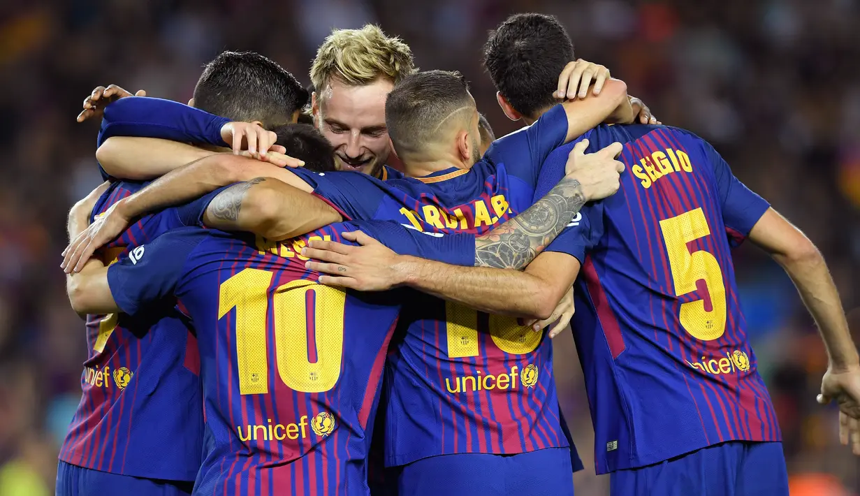 Penyerang Barcelona, Lionel Messi merayakan gol bersama rekan setimnya saat melawan Espanyol dalam pertandingan Liga Spanyol di stadion Camp Nou, Barcelona (9/9). (AFP Photo/ Lluis Gene)