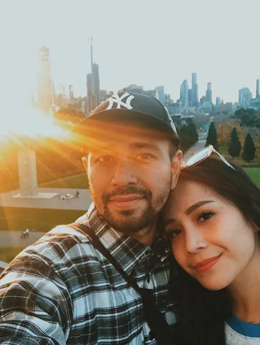 Raffi Ahmad dan Nagita Slavina memanfaatkan moment liburan panjang untuk berlibur ke Australia. Raffi juga mengunggah foto mesranya dengan Nagita. (Liputan6.com/raffinagita1717)