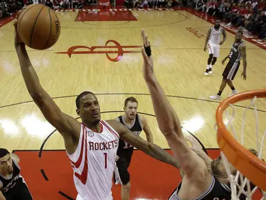 Pebasket Houston Rockets, Trevor Ariza, berusaha memasukan bola saat melawan San Antonio Spurs pada laga Gim 3 semifinal Wilayah Barat di Toyota Center, Jumat (5/5/2017). San Antonio Spurs menang 103-92. (AP/Eric Christian Smith)