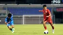 Pemain Timnas Indonesia U-17, Muhamad Zahaby Gholy (kanan) berusaha melepaskan tembakan dibayangi pemain Kepulauan Mariana Utara, Marky Ryan Costales pada laga Grup G Kualifikasi Piala Asia U-17 yang berlangsung di Abdullah Alkhalifa Alsabah Stadium, Mishref, Kuwait, Jumat (25/10/2024) WIB. (Dok. PSSI)