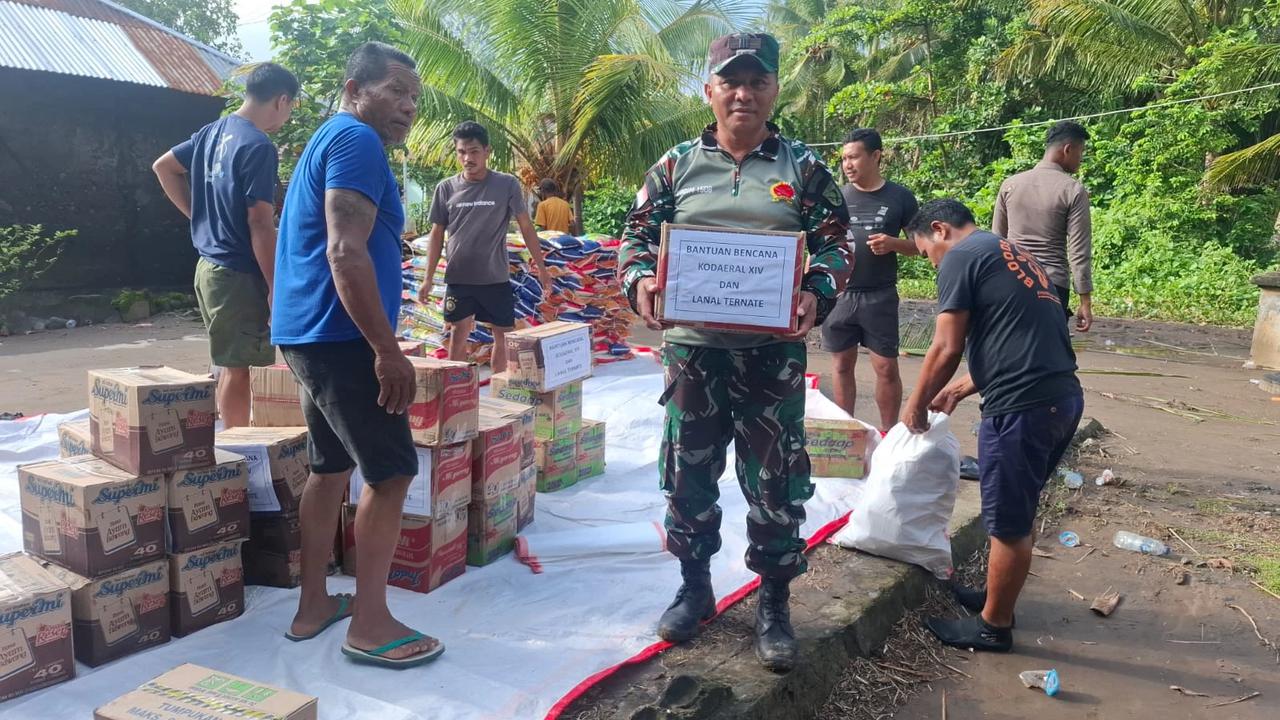 Respons Cepat TNI AL, KRI Dorang-874 Salurkan Bantuan Kemanusiaan di Halmahera Barat