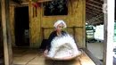 Seperti madu, tanaman lokal tuak akar randu, kayu kigeulis, daun sirih, bunga koreje, tuak akar randu, kayu kigeulis, daun sirih, bunga koreje, dan lain lain mereka adaptasikan untuk mengobati beragam macam penyakit. (merdeka.com/Arie Basuki)