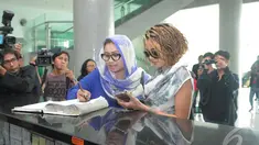 Nikita Mirzani mendatangi gedung Komisi Yudisial (KY) di Jl. Kramat Raya, Jakarta Pusat, Kamis (18/12/2014). (Liputan6.com/Herman Zakharia)
