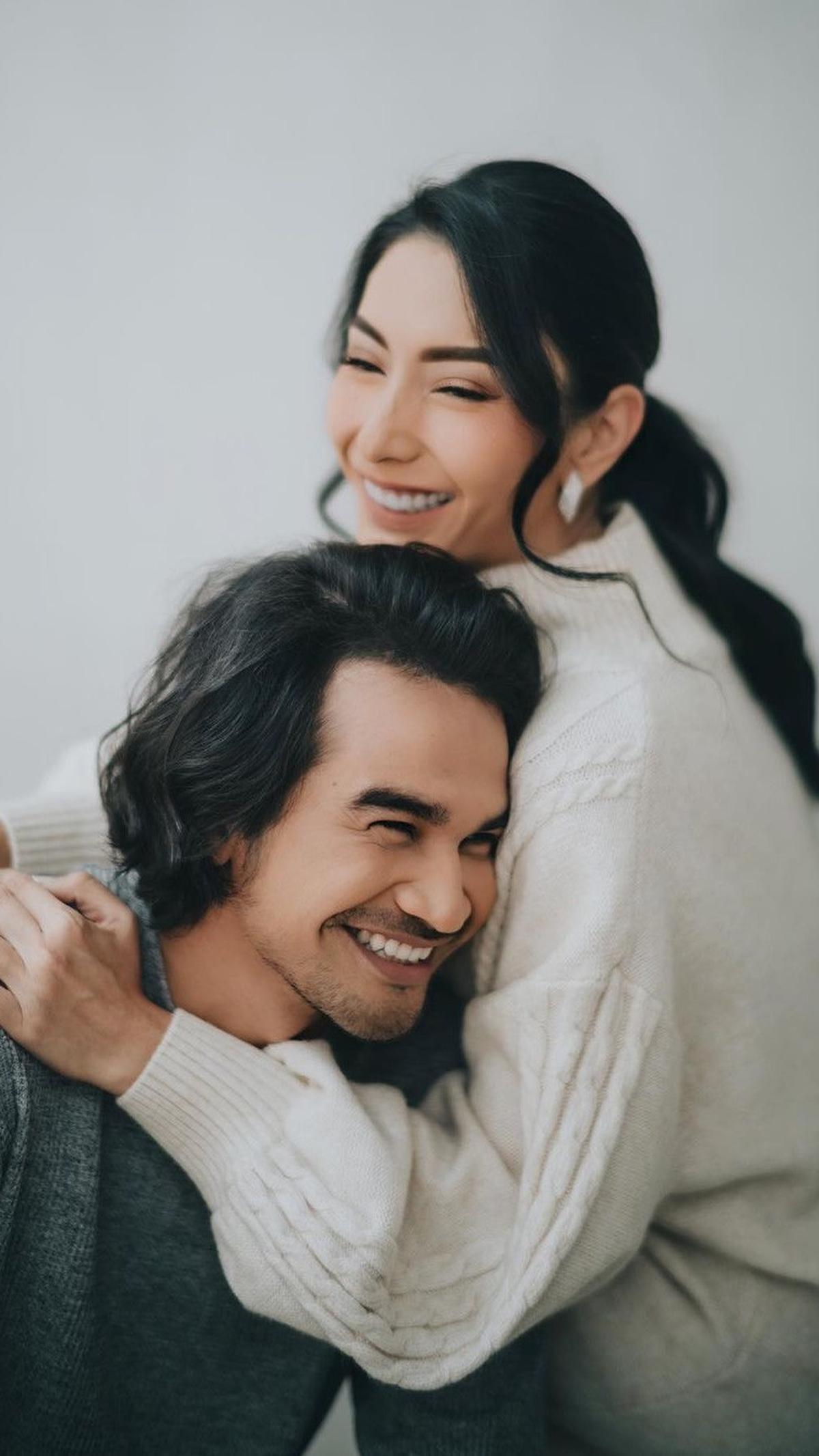 Pose terlihat semakin intim ketika Tengku menyandarkan kepalanya di bahu Tyas. Senyum keduanya terus merekah selama sesi pengambilan gambar.