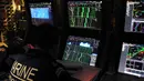 Prajurit Angkatan Laut Perancis memantau radar di ruang kontrol kapal selam nuklir Triumphant "Le Vigilant", Brest, Perancis (21/10). Misi penyelaman kapal ini yaitu mencegah serangan nuklir jika mengancam Perancis. (AFP /Valérie Leroux )