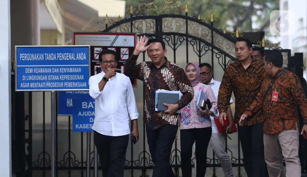 Komisaris Utama Pertamina Basuki Tjahaja Purnama menyapa awak media usai menemui Presiden Joko Widodo di Istana, Jakarta, Senin (9/12/2019). Pertemuan tersebut Presiden meminta agar memperbaiki defisit neraca perdagangan kita di sektor petrokimia dan migas. (Liputan6.com/Angga Yuniar)