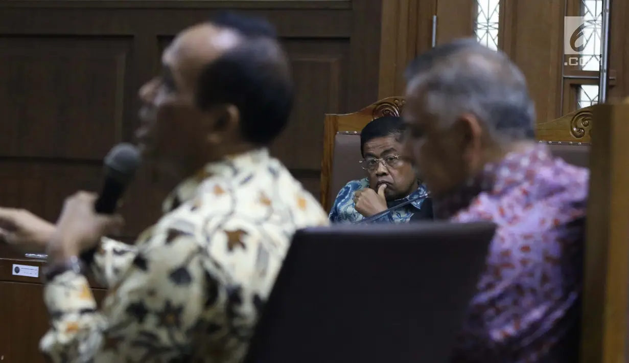 Terdakwa dugaan suap kerja sama pembangunan PLTU Riau-1 Idrus Marham menyimak keterangan Direktur Pengadaan Strategis 2 PT PLN Supangkat Iwan Santoso saat sidang lanjutan di Pengadilan Tipikor, Jakarta, Selasa (12/2). (Liputan6.com/Helmi Fithriansyah)