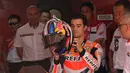 Pebalap MotoGP, Dani Pedrosa bersiap memakai helm sebelum menjajal Sirkuit Sentul, Bogor, (21/10/2014). (Liputan6.com/Helmi Fithriansyah)