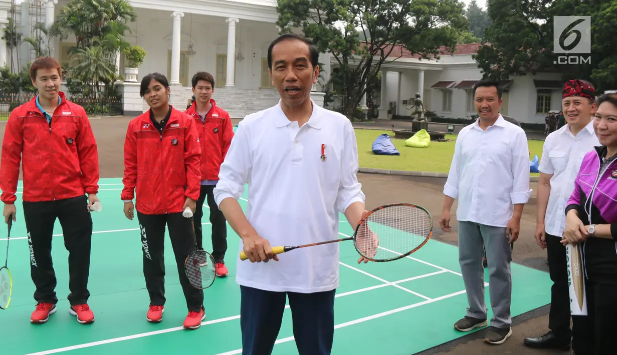 Presiden Joko Widodo (Jokowi) bersiap bermain bulu tangkis‎ ketika perayaan Hari Sumpah Pemuda di Istana Bogor, Sabtu (28/10). Dalam peringatan itu, Jokowi mengumpulkan pemuda dari seluruh Indonesia di Istana Bogor. (Liputan6.co/Angga Yuniar)