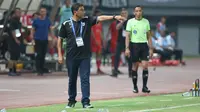 Pelatih kepala Rans Nusantara FC, Eduardo Almeida memberi instruksi kepada pemainnya saat menghadapi Persija Jakarta laga pekan ke-16 BRI Liga 1 2023/2024 di Stadion Patriot Candrabhaga, Bekasi, Minggu (22/10/2023) malam WIB. (Bola.com/Abdul Aziz)