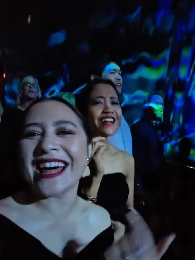 Gaya Glamor Prilly Latuconsina Pakai Off Shoulder Dress saat Nonton Final Show Adelle di Las Vegas