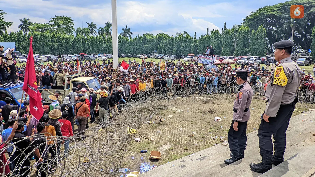 Seribuan massa dari elemen petani di Lampung melakukan aksi unjuk rasa harga singkong yang turun. Foto : (Liputan6.com/Ardi).