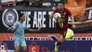 Striker Persija Jakarta, Marko Simic, mengontrol bola saat melawan Persela Lamongan pada laga Shopee Liga 1 di Stadion Wibawa Mukti, Bekasi, Jumat (15/11). Persija menang 4-3 atas Persela. (Bola.com/Yoppy Renato)