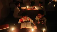 Baca Al-quran di Bawah Cahaya Sentir (Dewi Divianta/Liputan6.com)