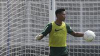 Kiper Timnas Indonesia U-22, Satria Tama, bersiap melempar bola saat latihan di Stadion Madya, Jakarta, Selasa (8/1). Latihan ini merupakan persiapan jelang Piala AFF U-22. (Bola.com/Vitalis Yogi Trisna)