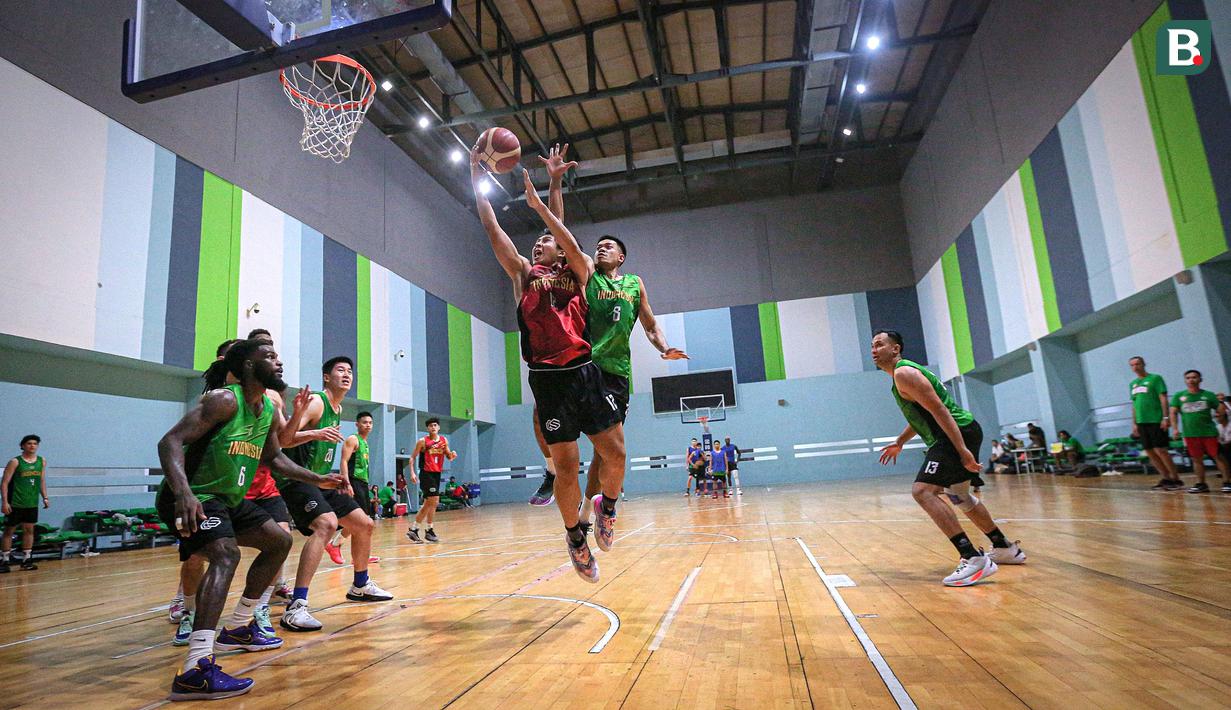 <p>Pemain Timnas Basket Indonesia, Muhammad Arighi (tengah kiri)&nbsp;berusaha mencetak poin saat pemusatan latihan Timnas Basket Indonesia untuk SEA Games 2023 Kamboja di GBK Arena, Senayan, Jakarta, Rabu (03/05/2023). (Bagaskara Lazuardi)</p>