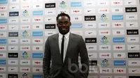 Pemain Persib Bandung, Michael Essien saat perkenalan Jersey tim dan peluncuran Liga 1 Indonesia di Senayan, Jakarta, Senin (10.4/2017). Liga 1 Indonesia akan bergulir pada tanggal 15 April 2017. (Bola.com/Nicklas Hanoatubun)