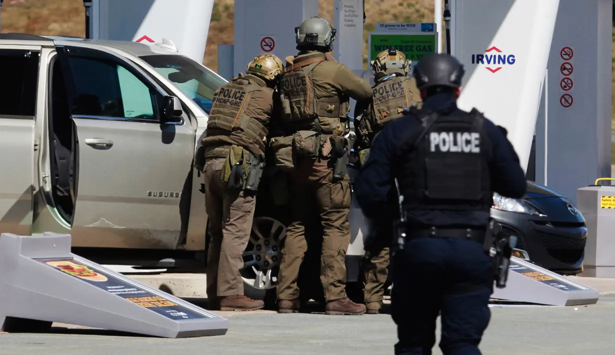 Petugas Polisi Mounted Royal Kanada mengelilingi seorang tersangka di sebuah pom bensin di Enfield, Nova Scotia, Minggu (19/4/2020). Kejadian ini  menjadi aksi pembunuhan mematikan terburuk di negara itu dalam 30 tahun terakhir. (Tim Krochak/The Canadian Press via AP)