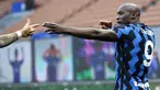Penyerang Inter Milan, Romelu Lukaku merayakan gol yang dicetaknya ke gawang Sassuolo pada laga tunda Liga Italia di Stadio Giuseppe Meazza, Kamis (8/4/2021) dini hari WIB. Bermain di kandang, Inter Milan mengalahkan Sassuolo dengan skor 2-1. (AP Photo/Antonio Calanni)