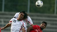Omid Nazari (kiri) saat membela Timnas Iran dalam laga persahabatan kontra Tunisia (15/8/2012). (AFP/Ferenc Isza)