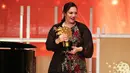 Andria Zafirakou memenangkan Penghargaan Guru Terbaik Dunia atau Global Teacher Prize pada acara penganugerahan di Dubai, Minggu (18/3). Andria Zafirakou merupakan guru pertama dari Inggris yang memenangkan penghargaan tersebut. (AP/Jon Gambrell)