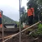Satu-satunya akses jalan Dusun Durian di Kabupaten Agam, Sumbar, runtuh. Hal itu membuat sekitar 300 Kepala Keluarga (KK) di wilayah tersebut terancam terisolir. (Liputan6.com/ BPBD Agam)
