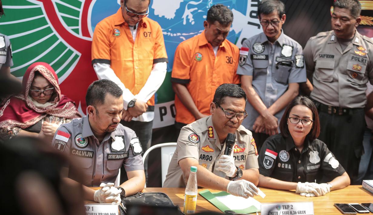 Kabid Humas Polda Metro Jaya Kombes Argo Yuwono (tengah) memberi keterangan terkait kasus narkoba yang menjerat komedian Tri Retno Prayudati alias Nunung di Ditresnarkoba Polda Metro Jaya, Jakarta, Senin (22/7/2019). Nunung dan suami ditangkap usai bertransaksi narkoba. (Liputan6.com/Faizal Fanani)