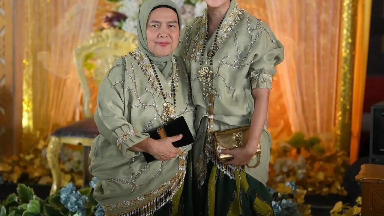 6 Potret Tampilan Menawan Ririn Ekawati Pakai Baju Bodo Khas Bugis saat Kondangan di Palu