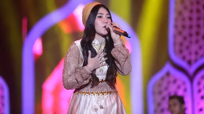[Bintang] Merdunya Suara Via Vallen Nyanyi Lagu Deen Assalam