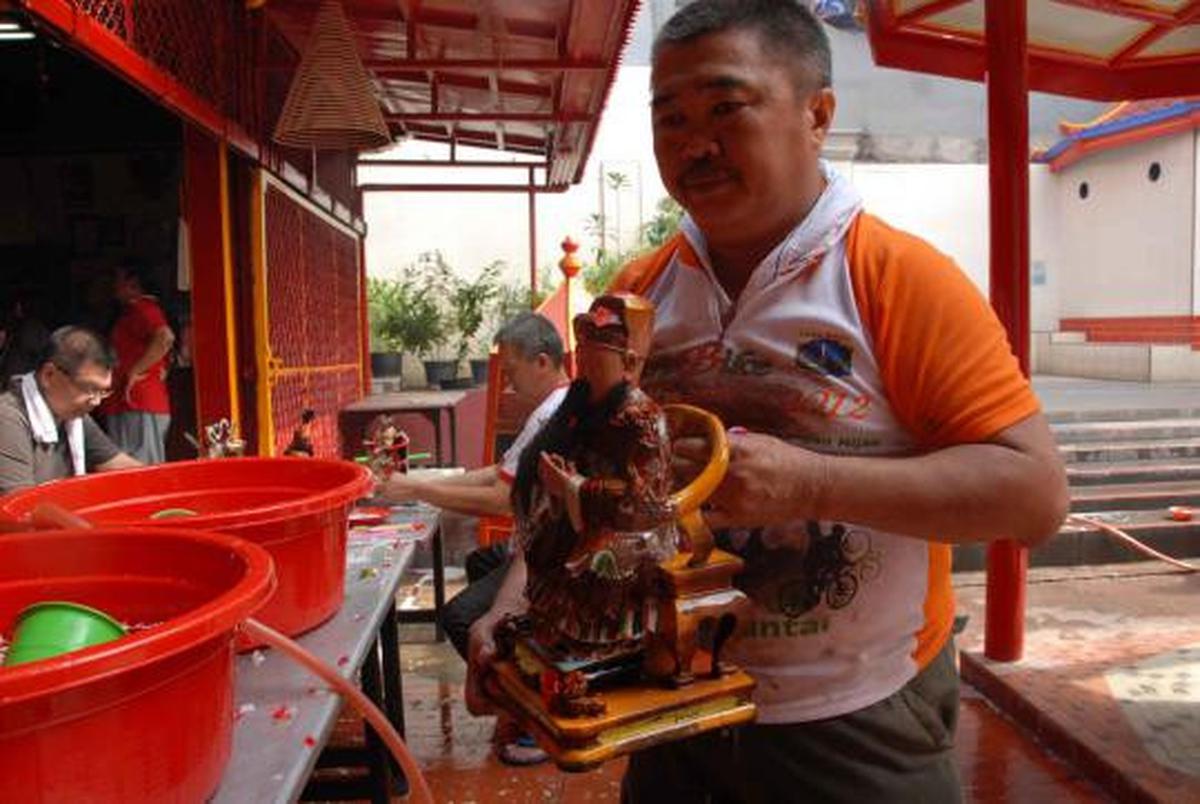 Memandikan patung dewa jelang perayaan Imlek