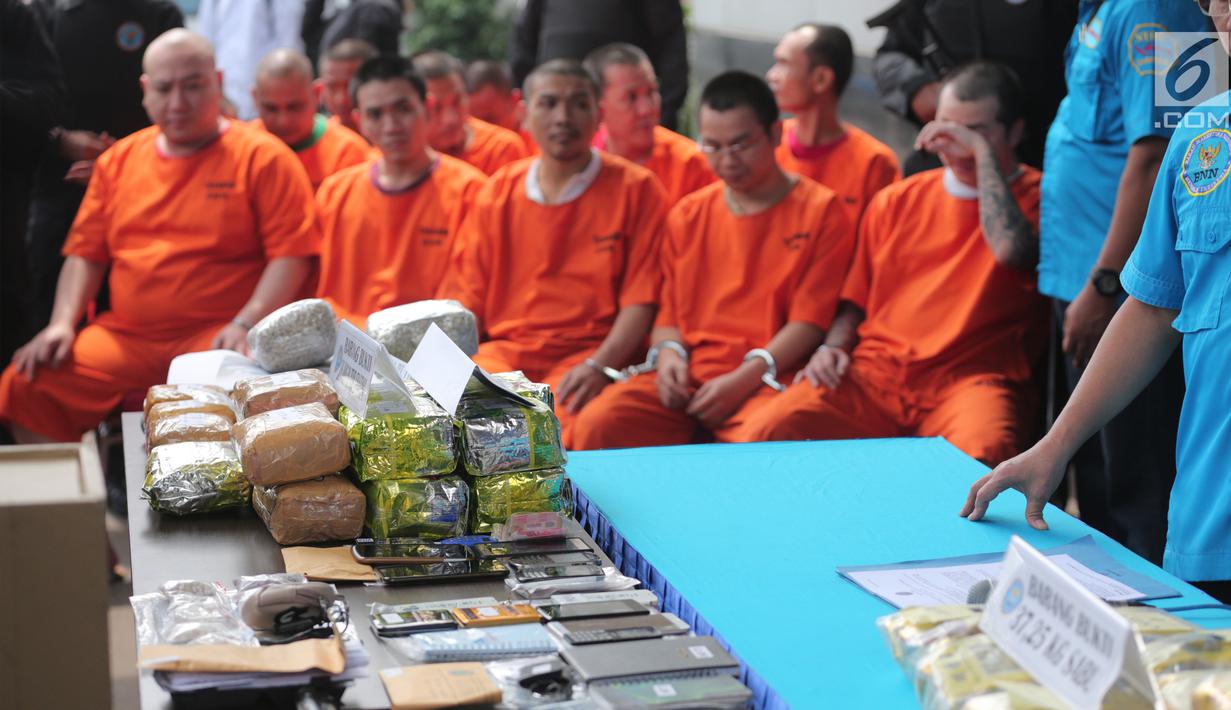 Sejumlah barang bukti dan tersangka di tampilkan saat rilis di Kantor BNN, Jakarta, Selasa (10/10). Dari pengungkapan kasus tersebut BNN menyita sabu-sabu kurang lebih 37,25 kilogram dan ekstasi sebanyak 26.005 butir. (Liputan6.com/Faizal Fanani)