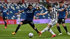 Penyerang Juventus, Federico Chiesa (kanan) melakukan tendangan dibayangi bek Atalanta, Hans Hateboer pada final Coppa Italia 2021 di Stadion Mapei - Citta del Tricolore, Kamis (20/5/2021) dinihari. Juventus menjadi juara Coppa Italia 2020-2021 setelah mengalahkan Atalanta 2-1. (MIGUEL MEDINA/AFP)