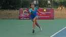 Aksi Deria Nur Haliza berusaha menjangkau bola saat melawan petenis India, Samantha Chamarthi pada kejuaraan ITF Women’s Circuit di Hotel Sulatan, Jakarta, Rabu (18/7/2018). Deria kalah 0-6, 2-6. (Bola.com/Nick Hanoatubun)