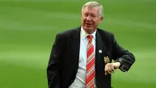 Mantan pelatih MU, Sir Alex Ferguson, bukanlah penyuka tren sepatu sepak bola warna-warni. Ferguson hanya membolehkan memakai sepatu berwarna hitam terutama untuk pemain-pemain muda. (AFP/Paul Ellis)