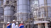 Presiden Joko Widodo meninjau PT.Trans Pacific Petrochemical Indotama (TPPI) di Tuban, Jatim, Rabu (11/11/2015). Proses pembuatan premium di PT TPPI ini akan mengurangi impor premium sampai 20 persen. (Foto : Cahyo_Setpres)