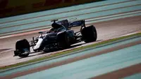 Pebalap Mercedes, Lewis Hamilton, menjadi yang tercepat pada sesi latihan bebas ketiga F1 GP Abu Dhabi di Sirkuit Yas Marina, Uni Emirat Arab, Sabtu (25/11/2017). (Bola.com/Twitter/F1)