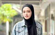 Gaya 'Mix and Match' Inara Rusli Pakai Busana Denim, Tampil Stylish dan Tetap Sesuai Syariat