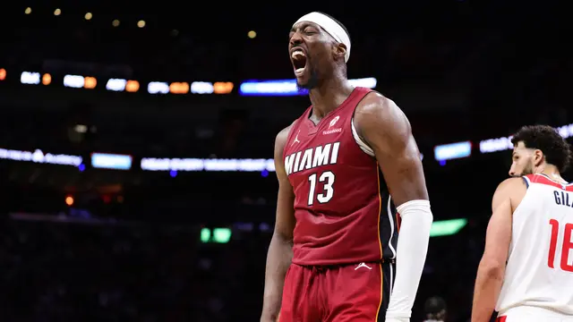 Aksi Bam Adebayo saat memecahkan rekor 83 poin di NBA
