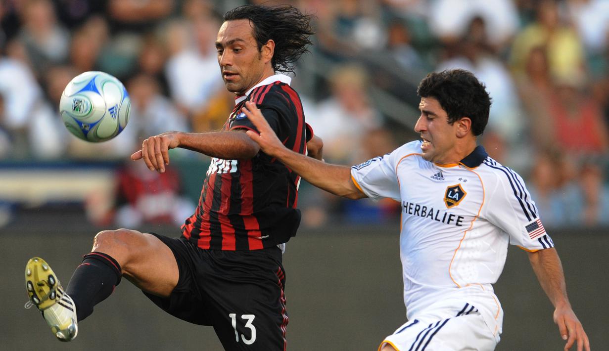 2. Alessandro Nesta - Nesta setia menggunakan nomor punggung 13 saat bermain di Lazio dan AC Milan. Ia juga sukses menggunakan nomor 13 ketika mengantar timnas Italia meraih Piala Dunia pada 2006. (AFP/Mark Ralston)