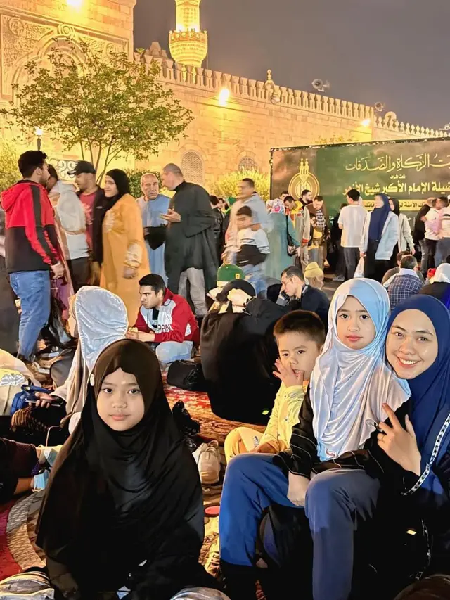 Momen Spesial Keluarga Oki Setiana Dewi di Malam ke-27 Ramadan, Di Masjid Al-Azhar Kairo