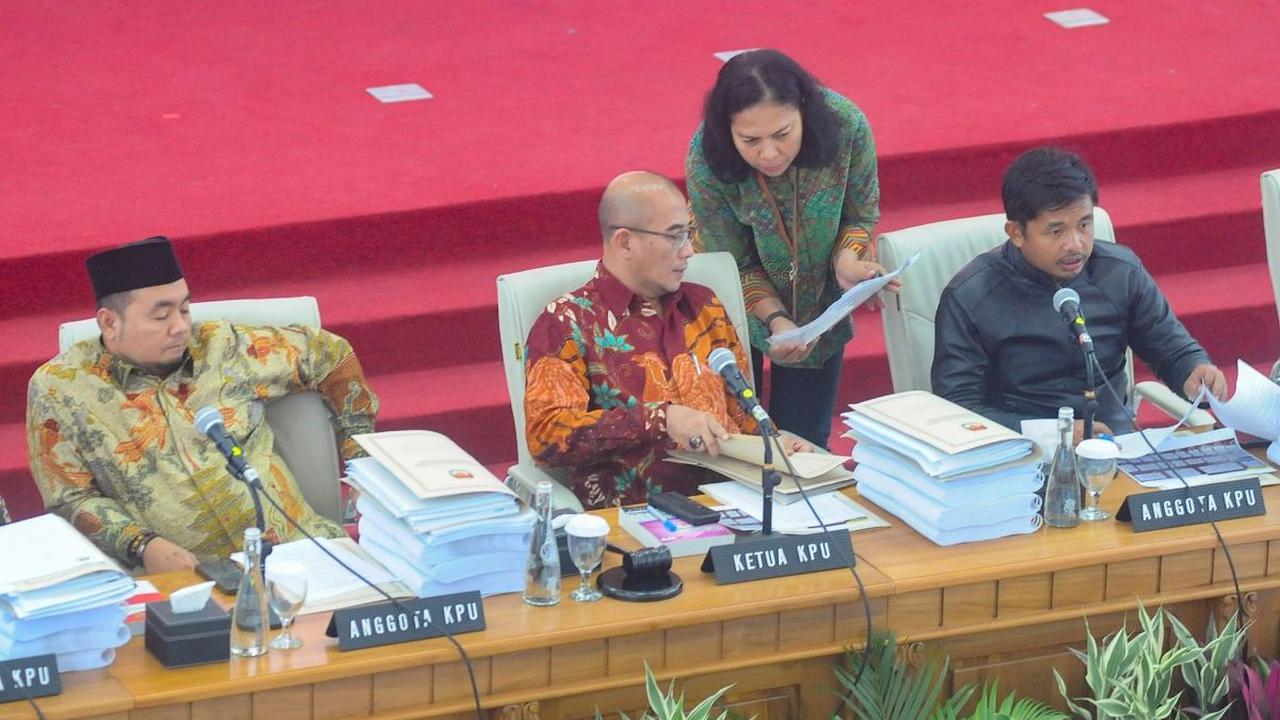 Selain itu saksi PDIP bernama Harly juga mencecar pertanyaan kepada ketua KPU.<br>