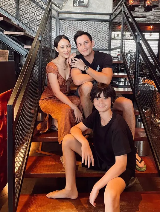 Tidak sedikit yang menyebut bahwa keluarga Mike Lewis ini keluarga good looking saat abadikan pemotretan bersama. Selain itu bersama buah hatinya, keduanya kerap jalani liburan bareng yang membuatnya semakin dekat satu sama lain. (Liputan6.com/IG/@janisaas)