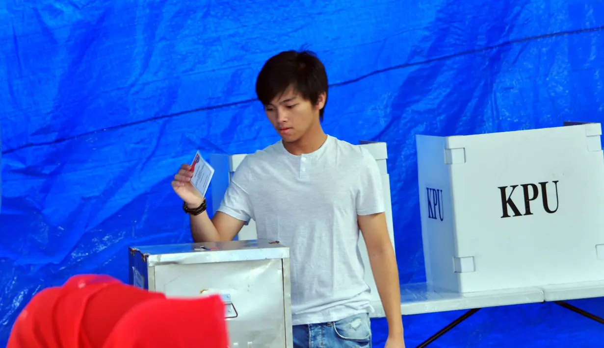 Meskipun baru pertamakali memilih, namun Aldi mengaku selalu mengikuti perkembangan yang berhubungan dengan pemilihan Gubernur DKI Jakarta ini. Menurutnya, Pilkada ini juga lebih seru. (Nurwahyunan/Bintang.com)