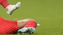 Bahkan kaos kaki dari Son Heung-min sempat robek kala dilanggar oleh pemain Uruguay. (AP Photo/Lee Jin-man)