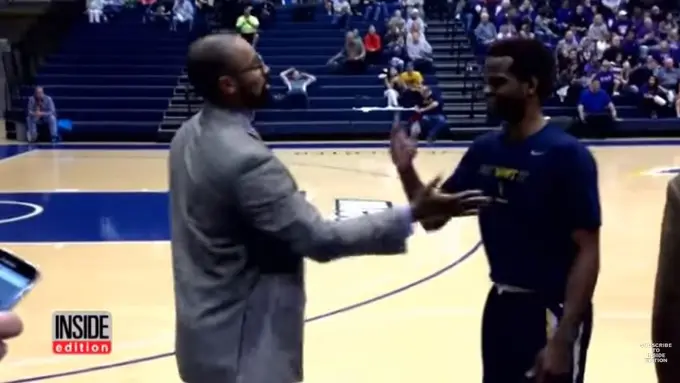 [Bintang] Gokil! Pelatih Basket Ini Punya Salaman Berbeda-beda ke Pemainnya