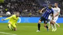 Inter Milan sukses mengamankan satu tiket babak 16 besar Liga Champions 2022/2023 usai mengalahkan Viktoria Plezn 4-0 pada Kamis (27/10/2022) dini hari WIB. Bintang kemenangan Nerazzurri tersebut adalah Edin Dzeko yang sukses mencetak dua gol. (AP/Luca Bruno)